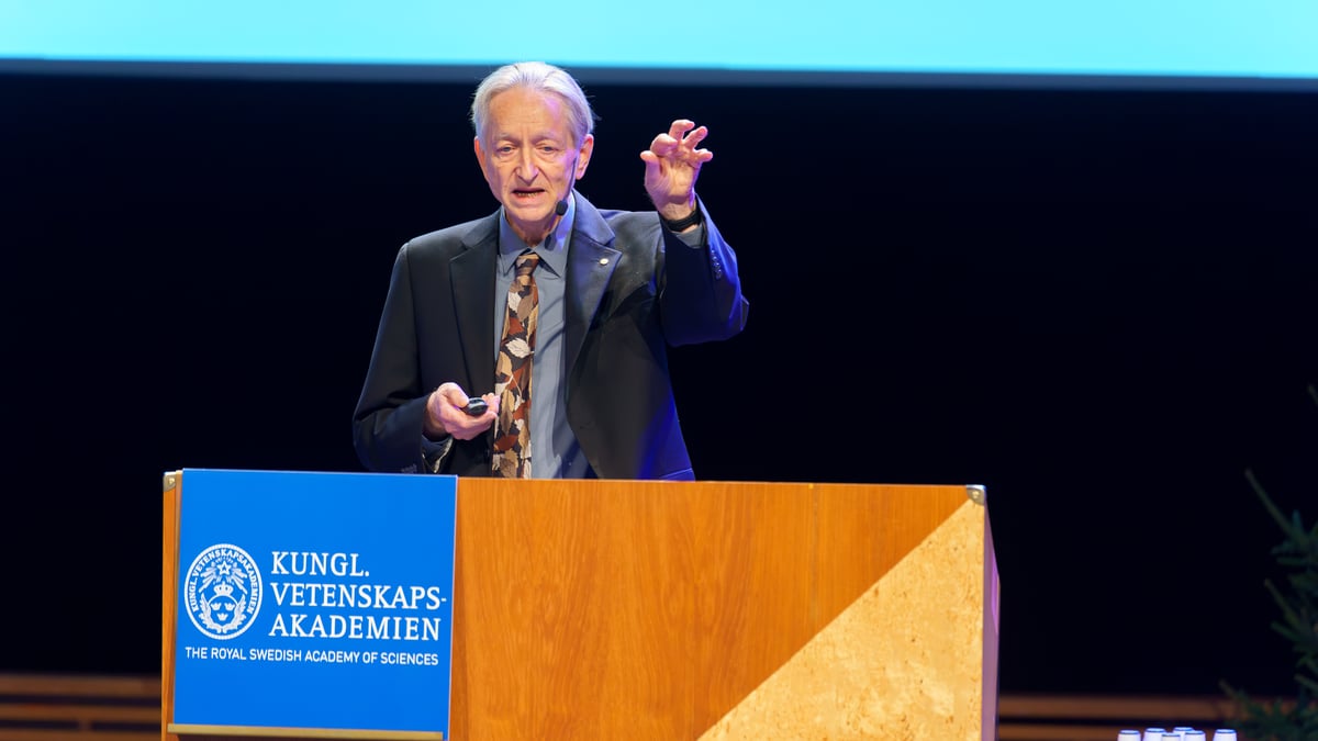Geoffrey Hinton föreläser vid ett podium under Nobelveckan 2024.