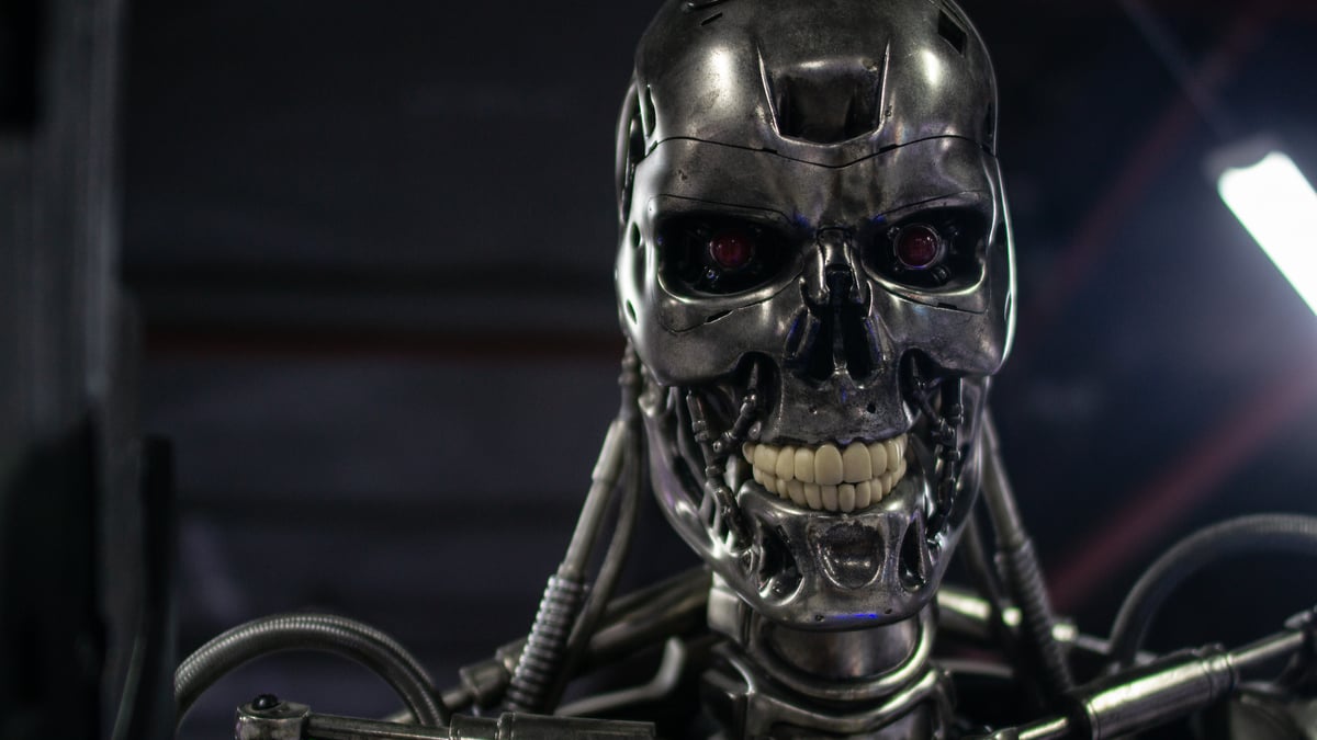 Ett metalliskt T-800-endoskelett från Terminator står på en utställning.