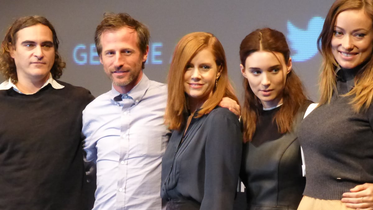 Joaquin Phoenix, regissören Spike Jonze och flera skådespelare står tillsammans vid premiären av Her 2013.