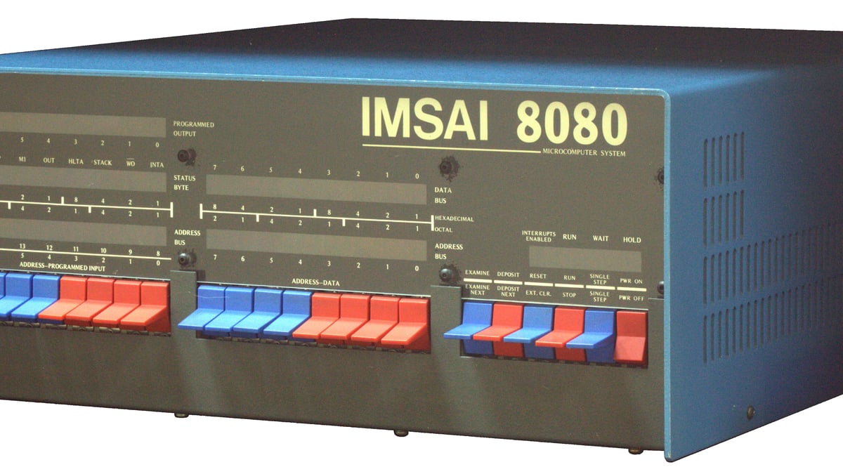 Framsidan på en IMSAI 8080 med många strömbrytare och röda lampor.