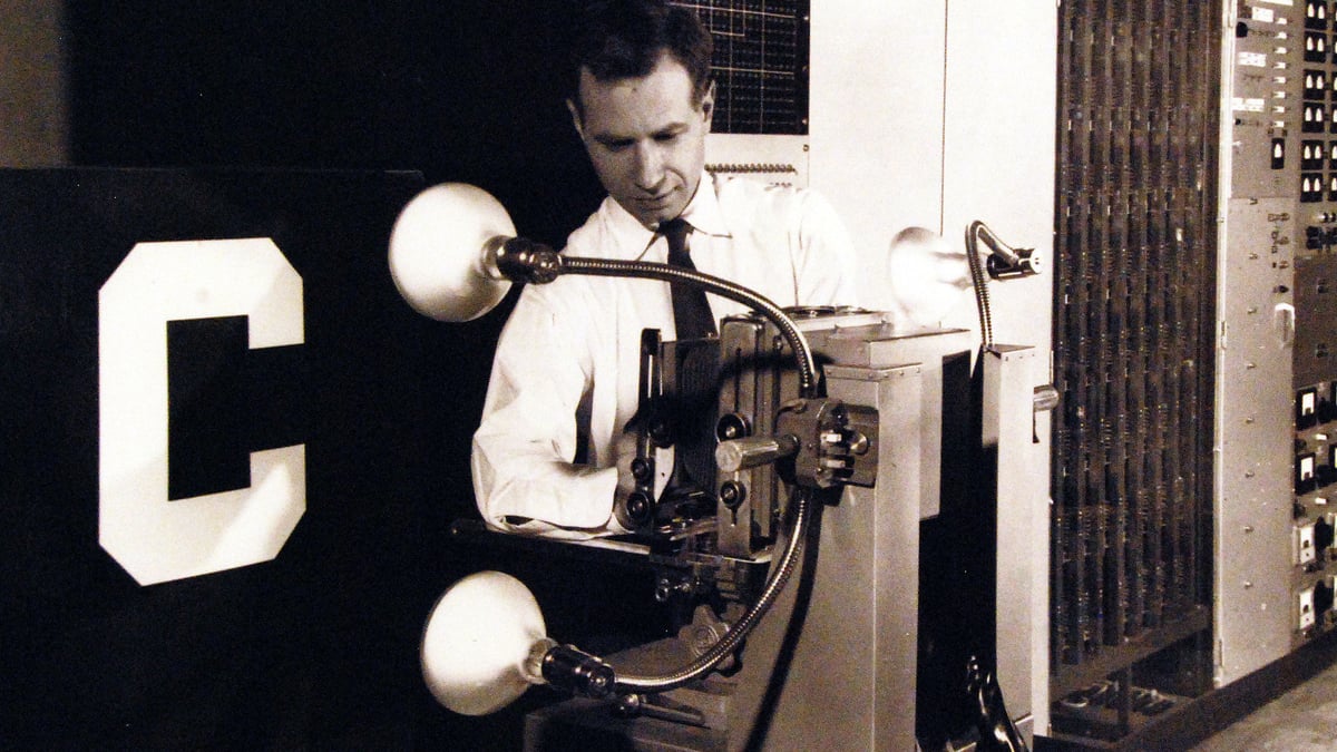 Frank Rosenblatt arbetar med Mark I-perceptronens kamera framför en bokstav som maskinen ska känna igen.