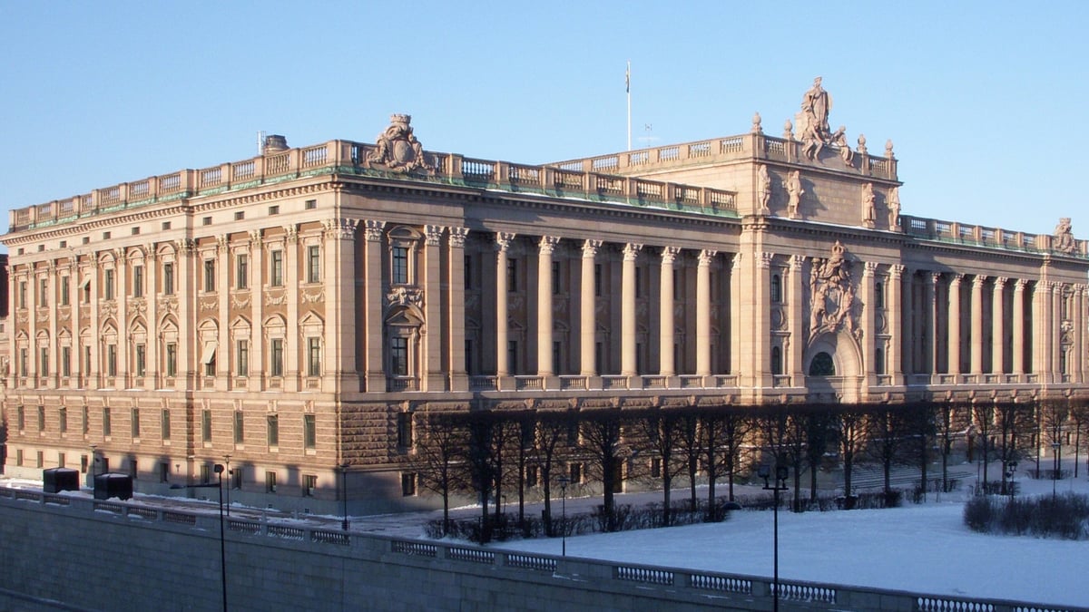 Politiska beslut kan omsättas i bindande lagar och regler. Riksdagshuset i Stockholm sett från Strömmen en vinterdag.