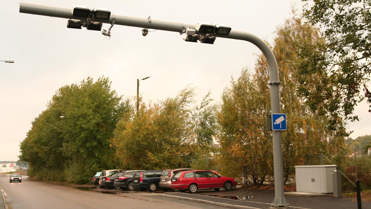 Trängselskatt är ett lokalt exempel på hur ett pris kan kopplas till ett val i trafiken. En betalstation för trängselskatt vid Polstjärnegatan i Göteborg, fotograferad 2012.