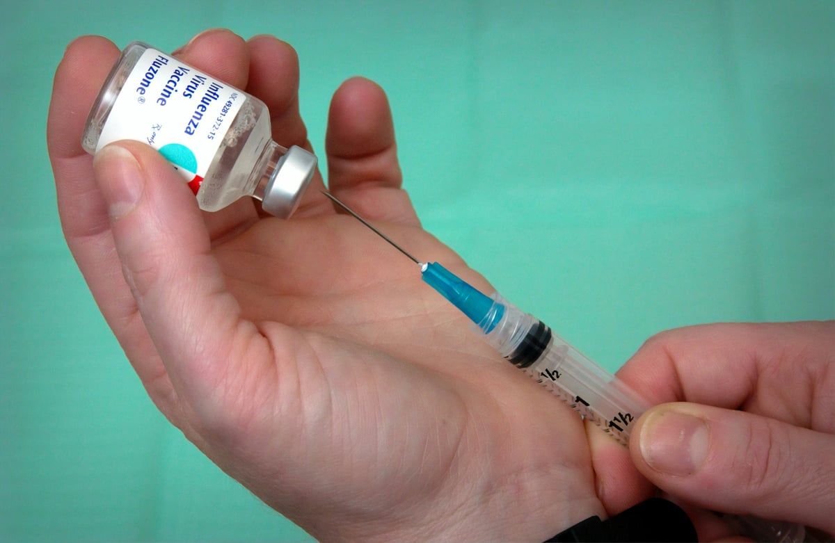 Influensavaccin dras upp ur en injektionsflaska.