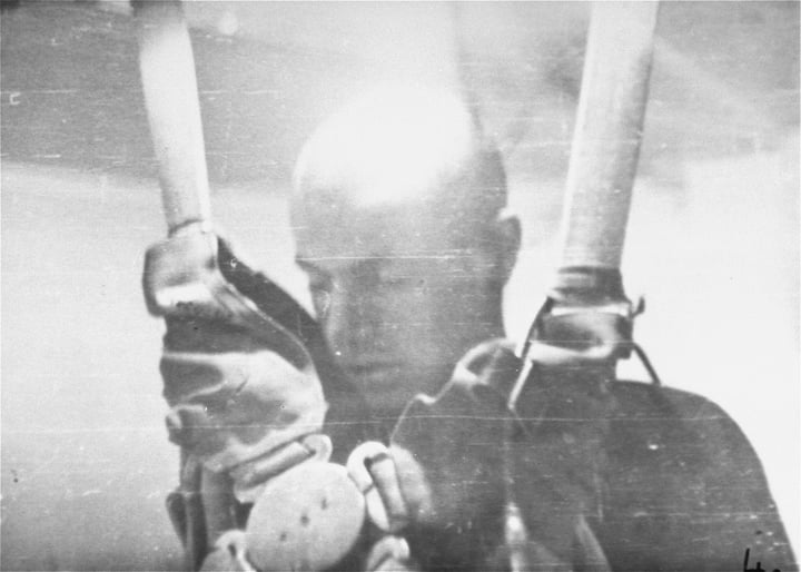 En medvetslös fånge ligger i en lågtryckskammare under ett experiment i koncentrationslägret Dachau.