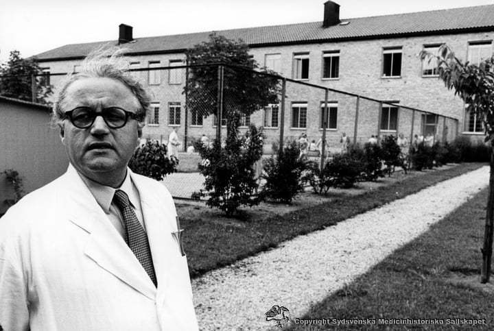 Överläkare Edvin Persson står utomhus vid Vipeholms sjukhus.