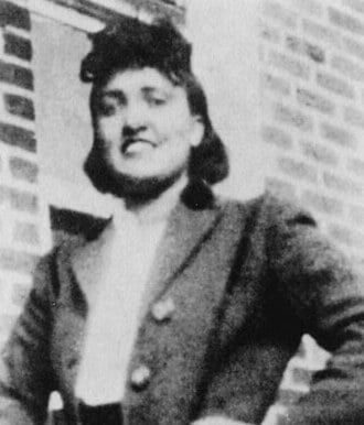 Ett svartvitt porträtt av Henrietta Lacks omkring 1945.