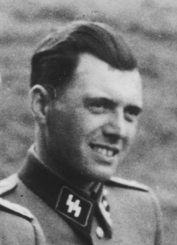 Ett svartvitt fotografi av läkaren Josef Mengele i uniform.