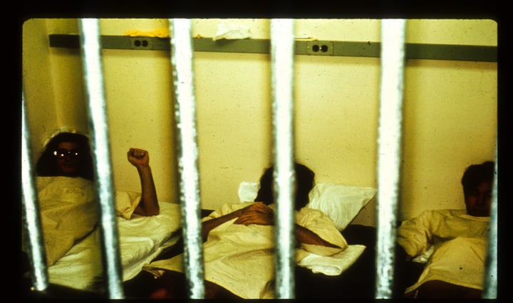 Deltagare som tilldelats rollen som fångar ligger i en cell under Stanfordexperimentet.