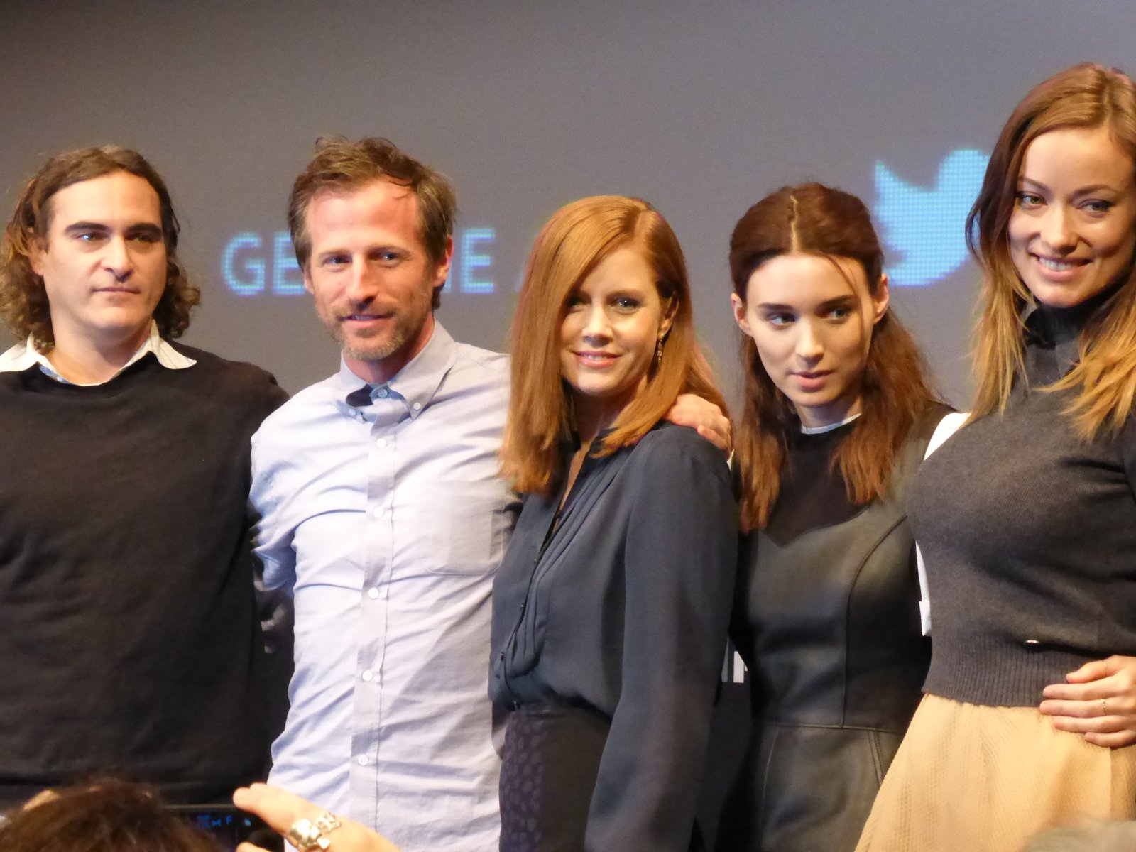 Joaquin Phoenix, regissören Spike Jonze och flera skådespelare står tillsammans vid premiären av Her 2013.