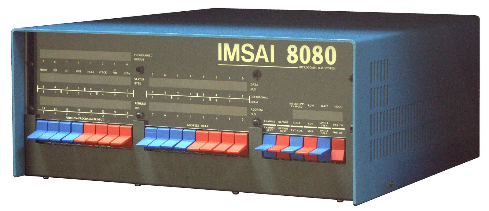 Framsidan på en IMSAI 8080 med många strömbrytare och röda lampor.