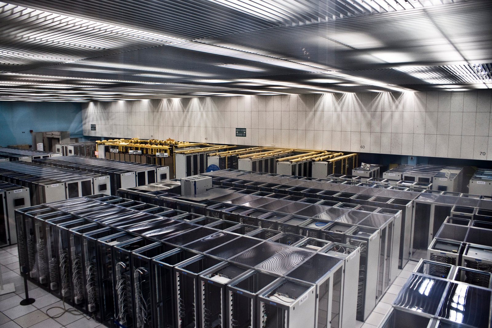 Långa rader av serverskåp i en stor datorhall.